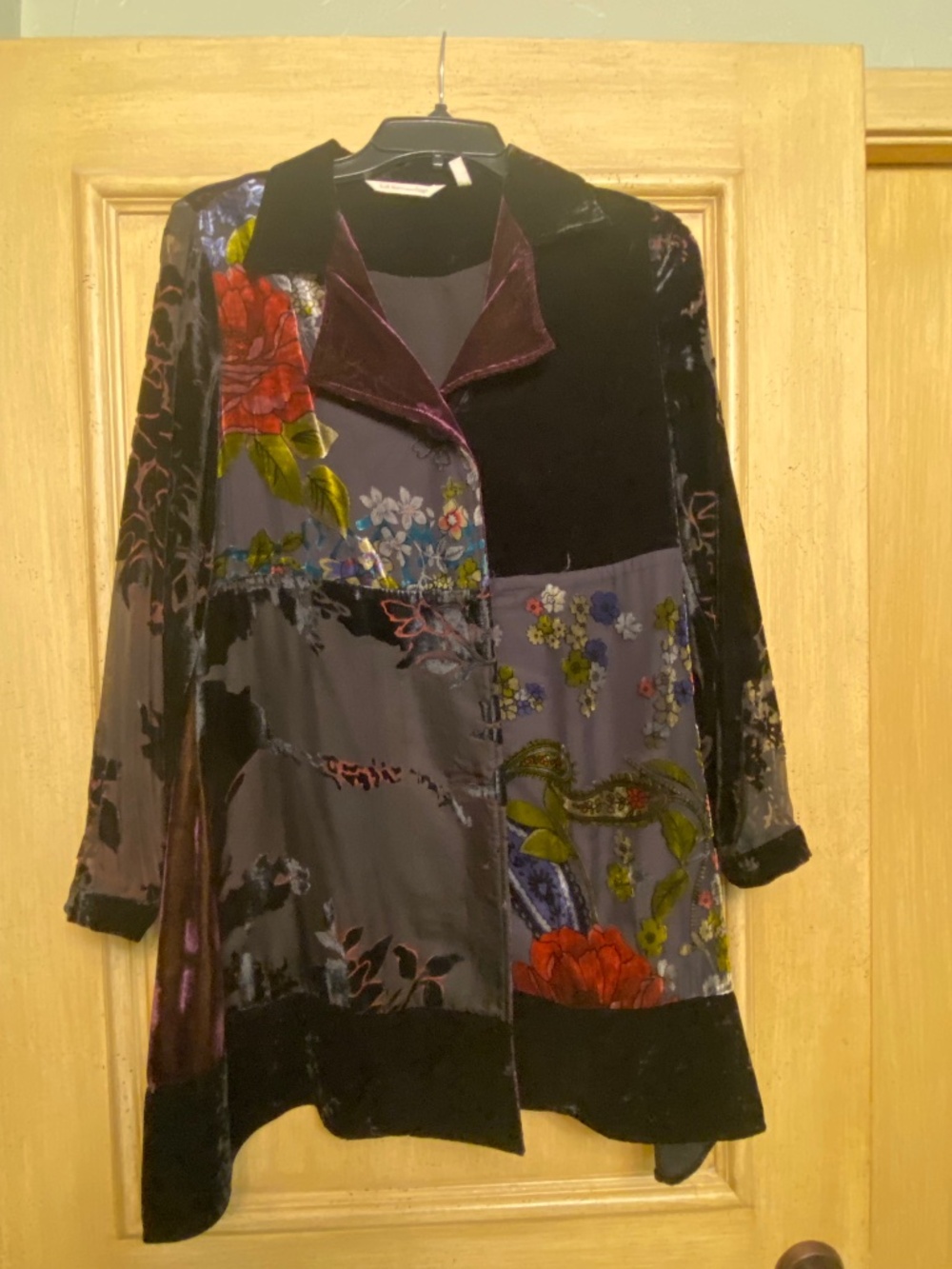 Beautiful top with velvet panels and sheer sleeves. Worn 1X.